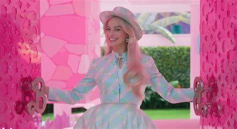 Margot Robbie Gives Us An In Depth Tour Of Her Barbie Dreamhouse Geekfeed