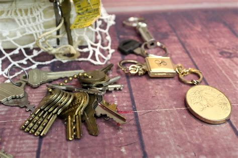 Vintage Keys 33 Keys 5 Key Chains Vintage Dish Of Keys Etsy