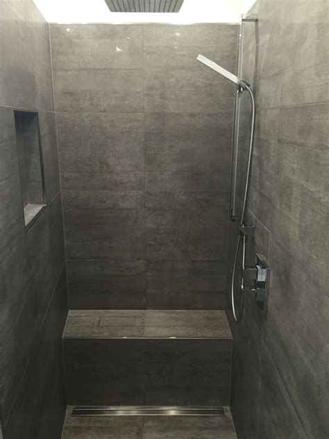 Modernes bad mit badewanne und dusche. Begehbare Dusche, graue Fliesen in Betonoptik, geflieste ...