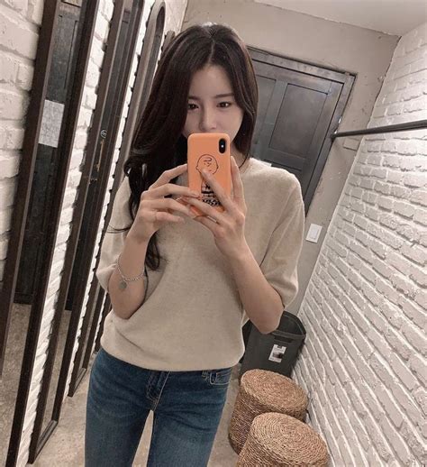 Davelyj 在他的 Instagram 個人檔案發佈了貼文：「 🙃 」 Mirror Selfie Selfie Scenes