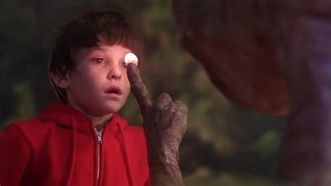 Henry Thomas Reflects On His Memories Of Et The Extra Terrestrial Near