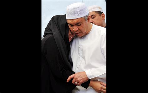 Syed alwi bersekolah di sekolah melayu pondok tanjung dan sekolah taiping. Ahmad Zahid Hamidi menenangkan anaknya | Pengebumian ...