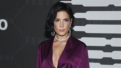 Halsey Reveals On Instagram Shes Pregnant With First Child