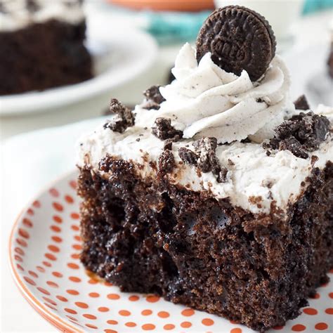 This oreo poke cake is so easy to make! Easy Oreo Poke Cake | Sugar and Soul