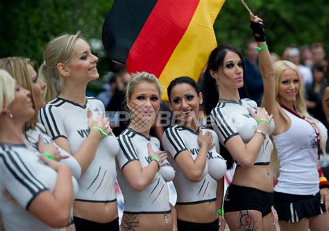 ポルノ女優らがボディーペイントでサッカー対戦 写真12枚 国際ニュースAFPBB News
