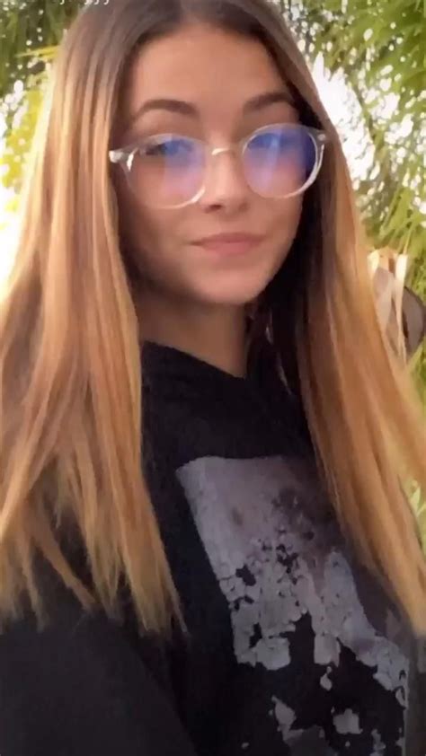 Ava Majurys Tiktok Video In Summer Body Mirrored Sunglasses