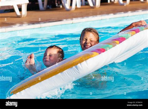 Kleine Kinder Spielen Und Spaß Haben Im Schwimmbad Mit Luftmatratze Kinder Spielen Im Wasser
