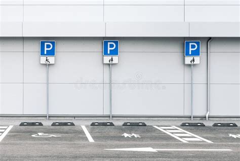 Parking Vide De Voiture Avec Des Parkings De Famille Et D Incapacit Image Stock Image Du