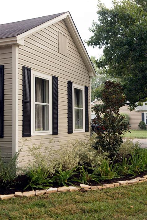 Fixer Upper Hosts Chip And Joanna Gaines Repainted The Siding A Neutral