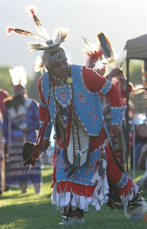 Men’s Traditional Dance Photo By Ken Blackbird Pow Wow Powwow Dancers Traditional Dance