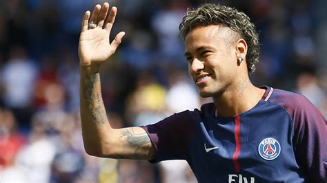 Neymar é Apresentado No Paris Saint Germain