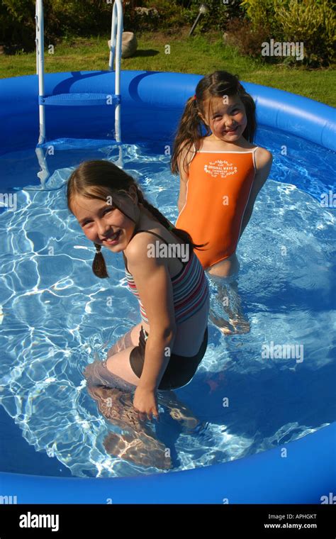zwei mädchen in kleinen swimming pool stockfotografie alamy