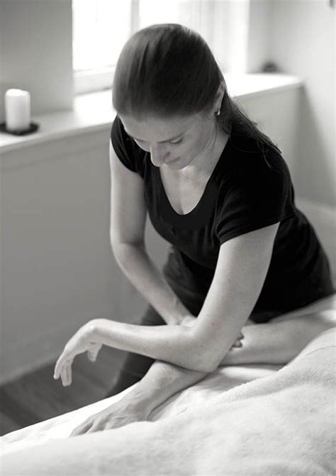 an in depth guide to deep tissue massage deep tissue massage techniques massage benefits