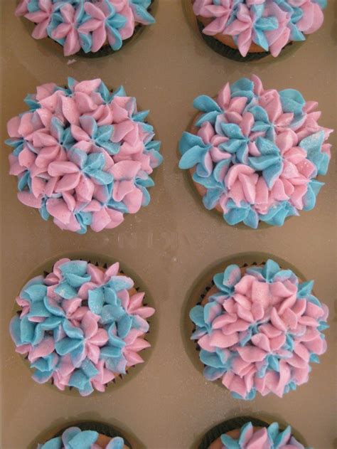 Published january 24, 2019 by erin. Flower Cupcakes...2 frosting colors and the Wilton 2D tip ...