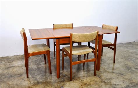 Dining with danish and scandinavian modern style. SELECT MODERN: Set of 4 Danish Modern Teak Dining Chairs