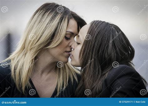 Baciare Di Due Donne Immagine Stock Immagine Di Amici 37529171