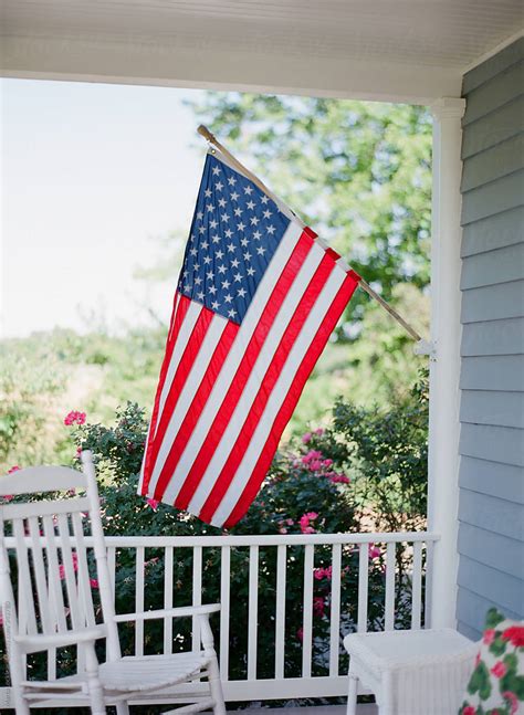 American Flag On A Traditional Southern Front Porch Del Colaborador