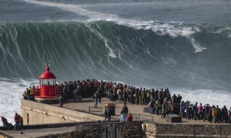 O Voo Do Corvo Riding The Giant Big Wave Surfing In Nazaré Video