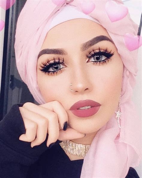 Pin By Folaa Chourouk On Hijab Beauty Beautiful Hijab Girl Eye Makeup Muslim Women Fashion