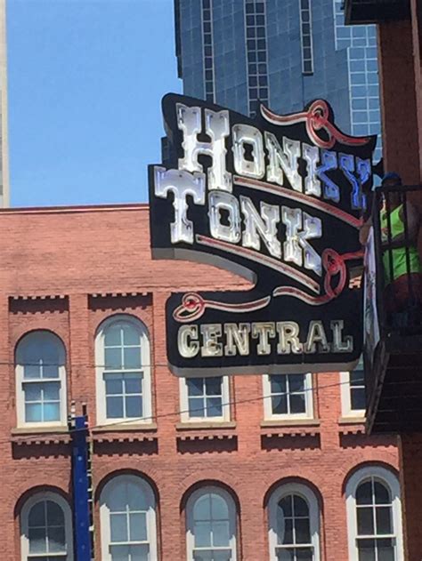 The Ultimate Guide to Nightlife on Nashville's Broadway | Her Life in