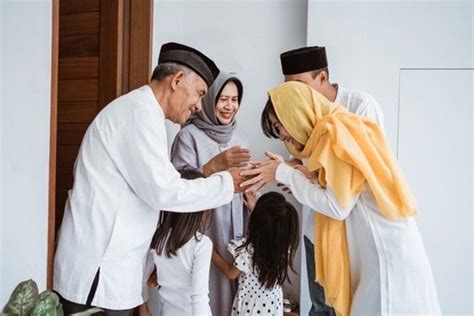 Orang Tua Wajib Mengajarkan Adab Adab Ini Kepada Anak Sejak Kecil