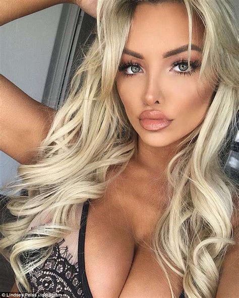 Lindsey Pelas 26 Starts Podcast To Show A New Side Of Herself To Fans Daily Mail Online