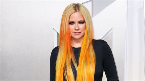 Avril Lavigne Got A Drastic Haircut From Another Celebrity On A Toilet — See Video Glamour Uk