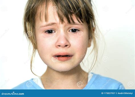 Retrato Detalhado De Uma Menina Chorando Triste Imagem De Stock