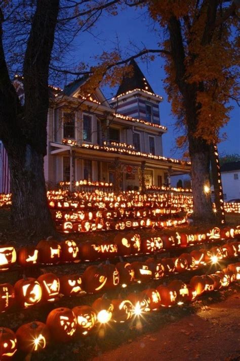 20 Halloween Houses That Totally Nailed It | Pumpkin house, Halloween ...
