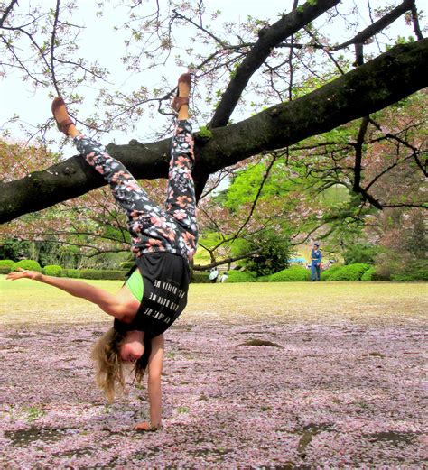 One Handed Handstand In Tokyo Yoga Pics Yoga Pictures Handstand