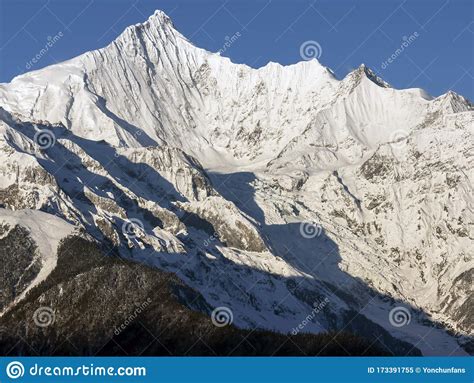 Meili Snow Mountain Of Yunnan China Stock Image Image Of Sunshine