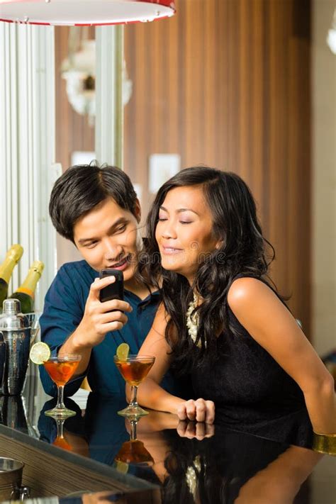 Azjatycki Mężczyzna Flirtuje Z Kobietą W Barze Obraz Stock Obraz Złożonej Z Data Indonezja