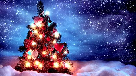 Christmas Tree With Lights 1600x900 Wallpaper