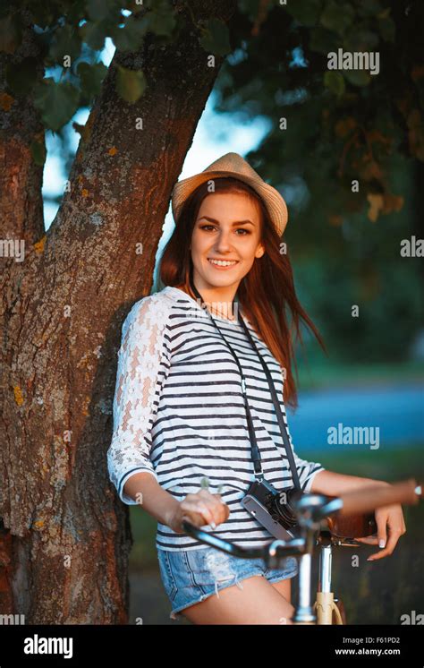 Schöne Junge Frau Mit Hut Mit Dem Fahrrad In Einem Park Im Freien Stockfotografie Alamy
