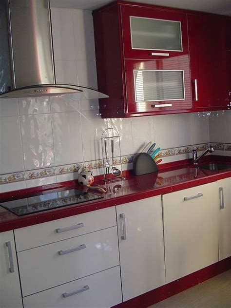 ¿qué os parece esta cocina en blanco y rojo? Diseños de cocinas rojas 2018 - BlogDecoraciones