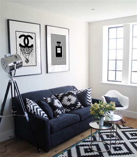I was looking for a braided rug that was simple in color. 23 Modern Living Rooms Adorned with Black and White Area ...