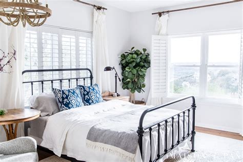 A modern bedroom always has wooden décor elements, which adds a warm touch to any space. Simple Master Bedroom Decorating Ideas for Spring - Maison ...