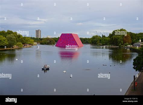 Christos And Jeanne Claudes London Mastaba A Floating Sculpture On