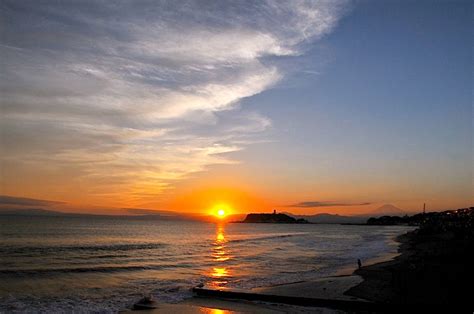 七里ガ浜の海岸から江ノ島を包むゴールデンな夕日 | 湘南・鎌倉ぶらぶらネット
