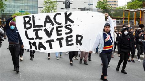 En Images Plusieurs Milliers De Personnes Dans Les Rues De Montréal Tva Nouvelles