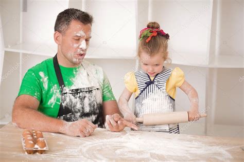 Padre E Hija Cocinando Fotografía De Stock © Dmyrtoz