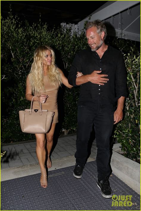 Full Sized Photo Of Jessica Simpson Steps Out After Teasing Her Return