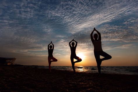 ¿qué Beneficios Tiene Practicar Yoga En La Playa Beneficios Saludables