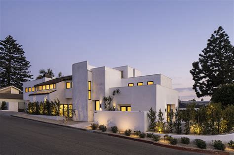 Cubes Give Way To Curves At A Revamped 1980s House In Manhattan Beach