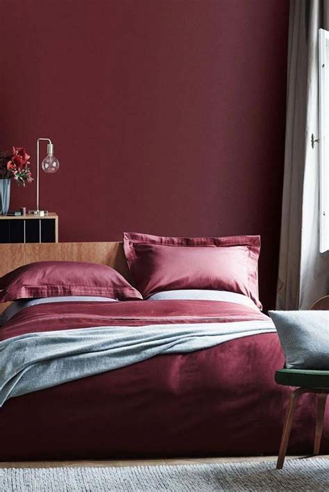 20 Burgundy Feature Wall Bedroom