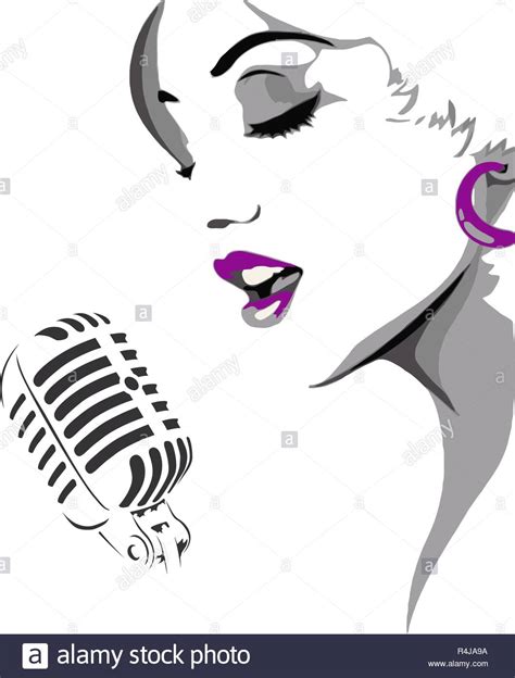 Cara de una mujer cantando en un micrófono Un hermoso rostro de una mujer con los ojos cerrados