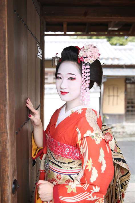 Kyoto Geisha And Maiko Makeover Experience