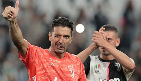 Heute sagt ihr land ihnen dankeschön. Juventus Turin: Gianluigi Buffon zieht mit Paolo Maldini ...