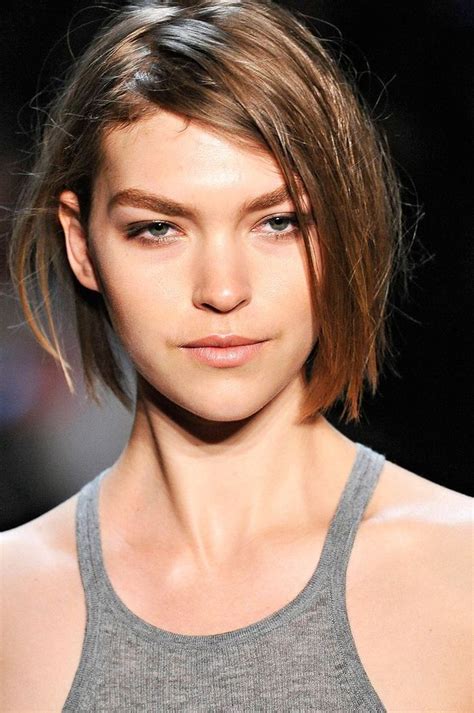 Idée Coiffure : un carré dégradé court à l'aspect naturel avec une raie