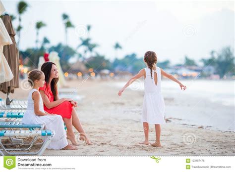 Madre Hermosa Y Sus Pequeñas Hijas Adorables En La Playa Foto De